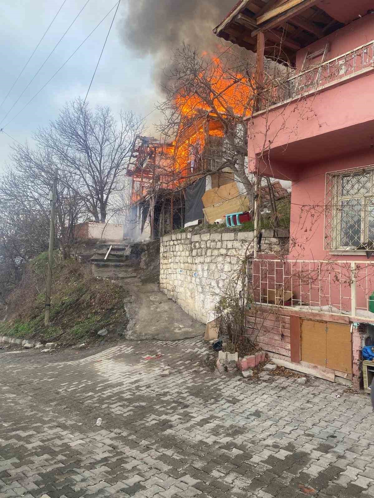 Tokat’ta sobadan çıkan kıvılcım evi kül etti
