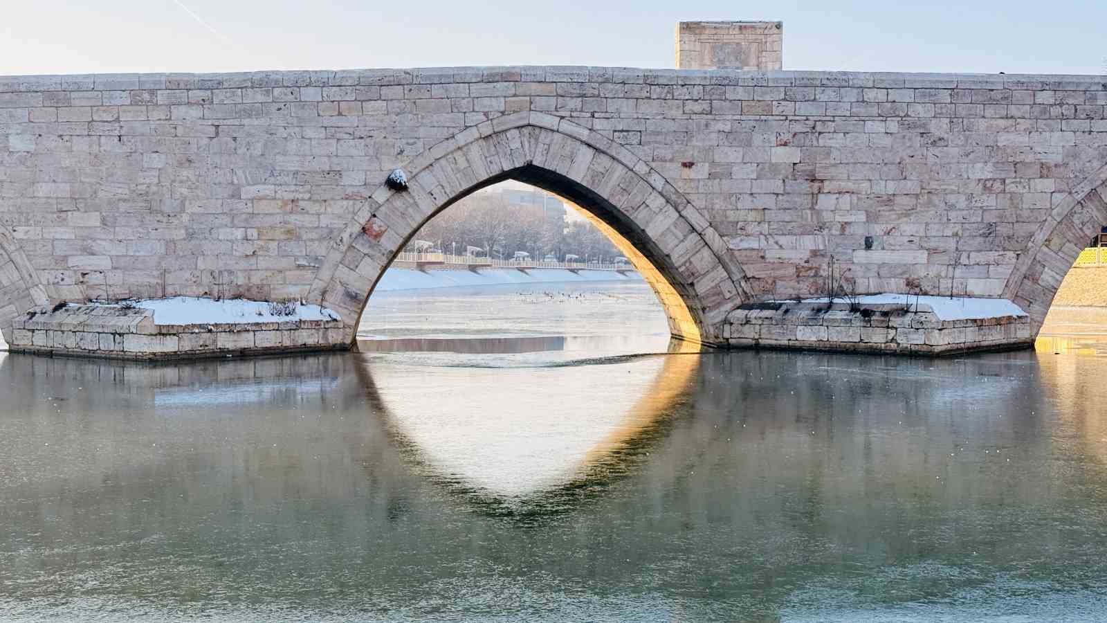 Tokat’ta son yüzyılın en sert ocak ayı yaşandı: Yeşilırmak’ın yüzeyi dondu
Tokat’ta son yüzyılın en sert ocak ayı yaşandı: Yeşilırmak’ın yüzeyi dondu