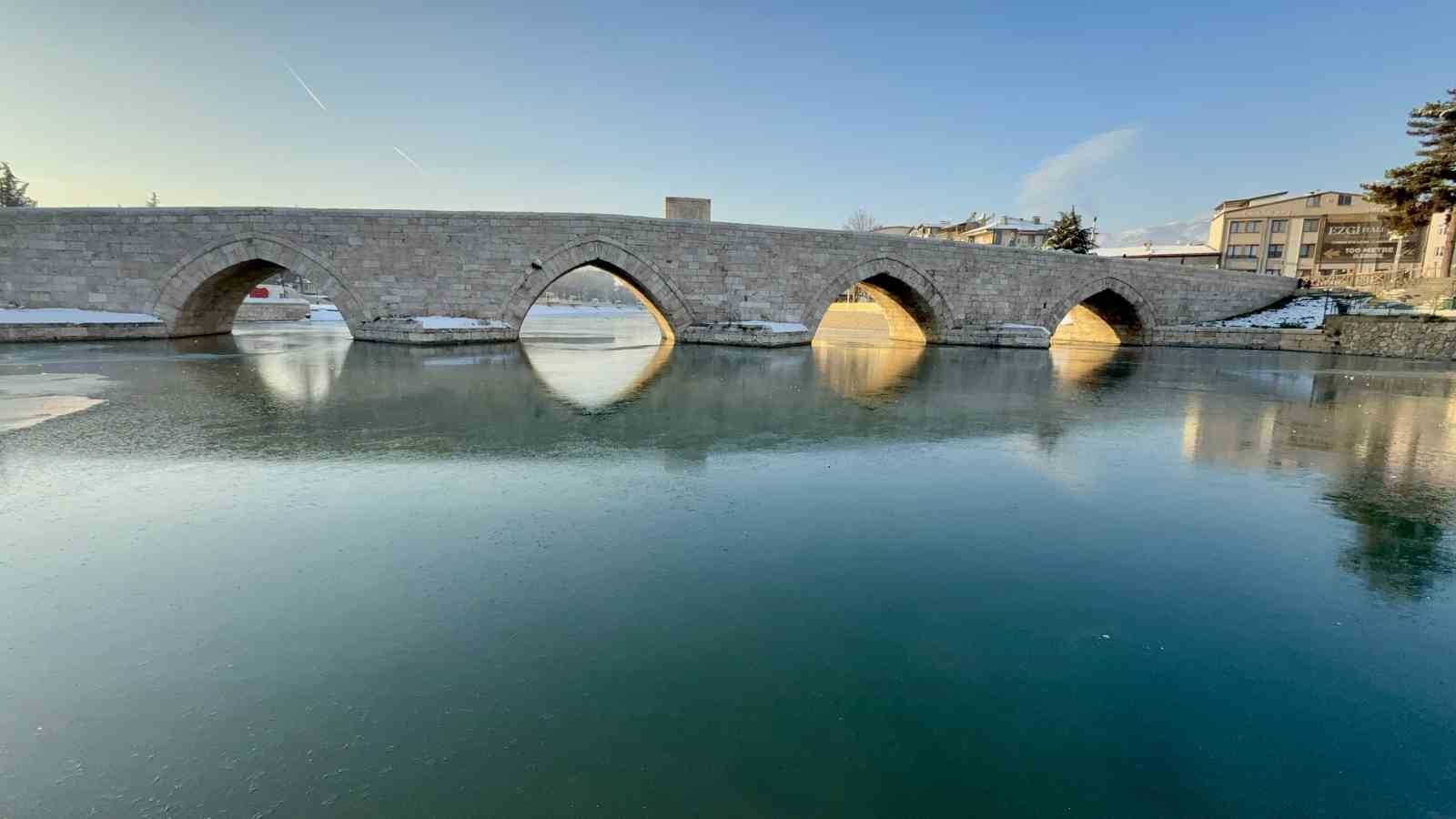 Tokat’ta son yüzyılın en sert ocak ayı yaşandı: Yeşilırmak’ın yüzeyi dondu
Tokat’ta son yüzyılın en sert ocak ayı yaşandı: Yeşilırmak’ın yüzeyi dondu