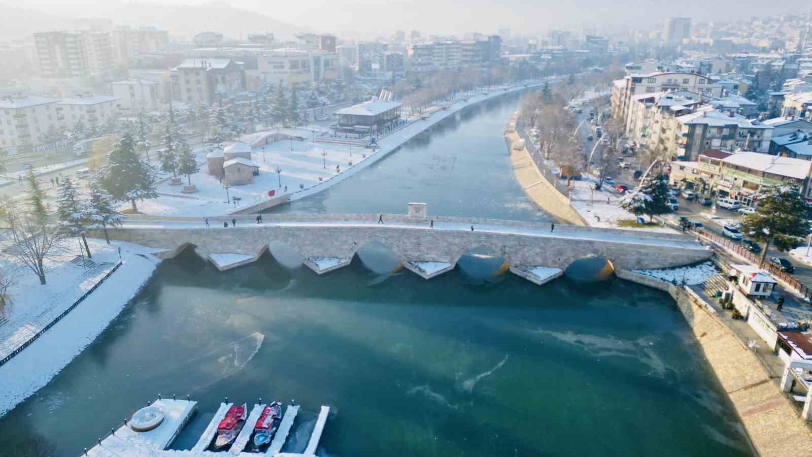 Tokat’ta son yüzyılın en sert ocak ayı yaşandı: Yeşilırmak’ın yüzeyi dondu
Tokat’ta son yüzyılın en sert ocak ayı yaşandı: Yeşilırmak’ın yüzeyi dondu