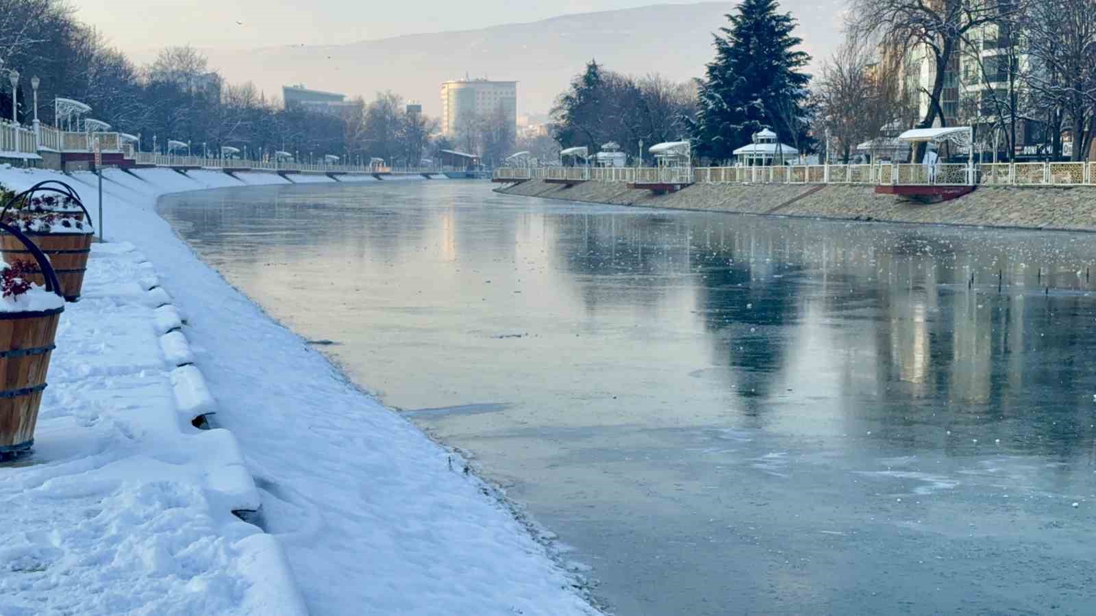 Tokat’ta son yüzyılın en sert ocak ayı yaşandı: Yeşilırmak’ın yüzeyi dondu
Tokat’ta son yüzyılın en sert ocak ayı yaşandı: Yeşilırmak’ın yüzeyi dondu