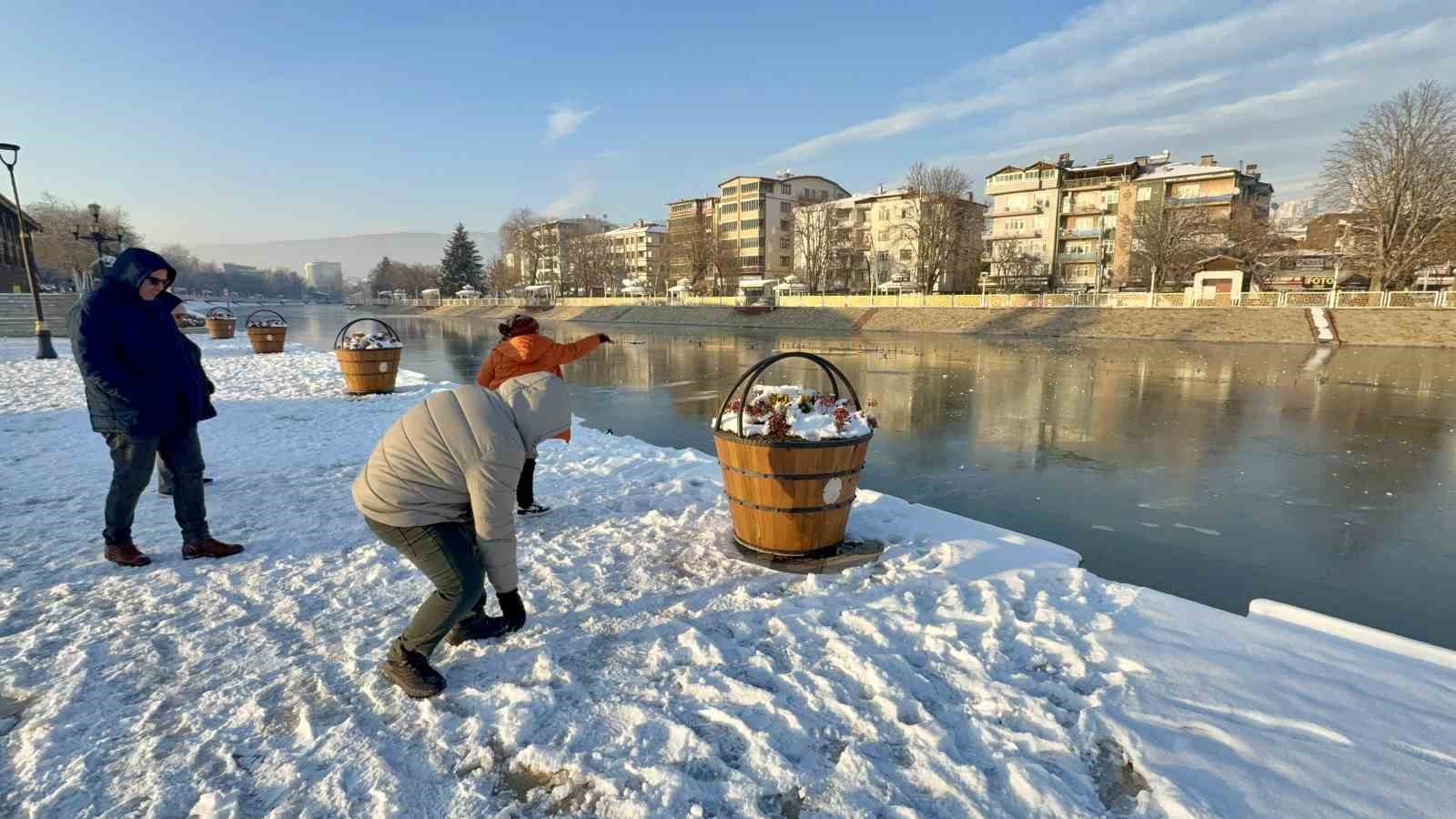 Tokat’ta son yüzyılın en sert ocak ayı yaşandı: Yeşilırmak’ın yüzeyi dondu
Tokat’ta son yüzyılın en sert ocak ayı yaşandı: Yeşilırmak’ın yüzeyi dondu