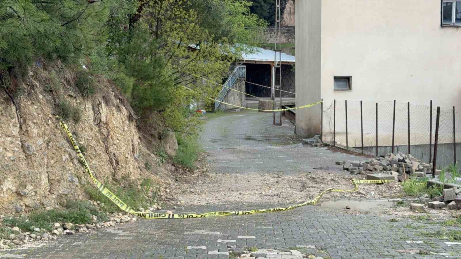 Tokat’ta toprak kayması nedeniyle 13 dairenin tahliye edildiği bölge dron ile görüntülendi
