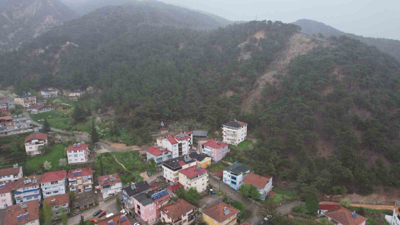 Tokat’ta toprak kayması nedeniyle 13 dairenin tahliye edildiği bölge dron ile görüntülendi
