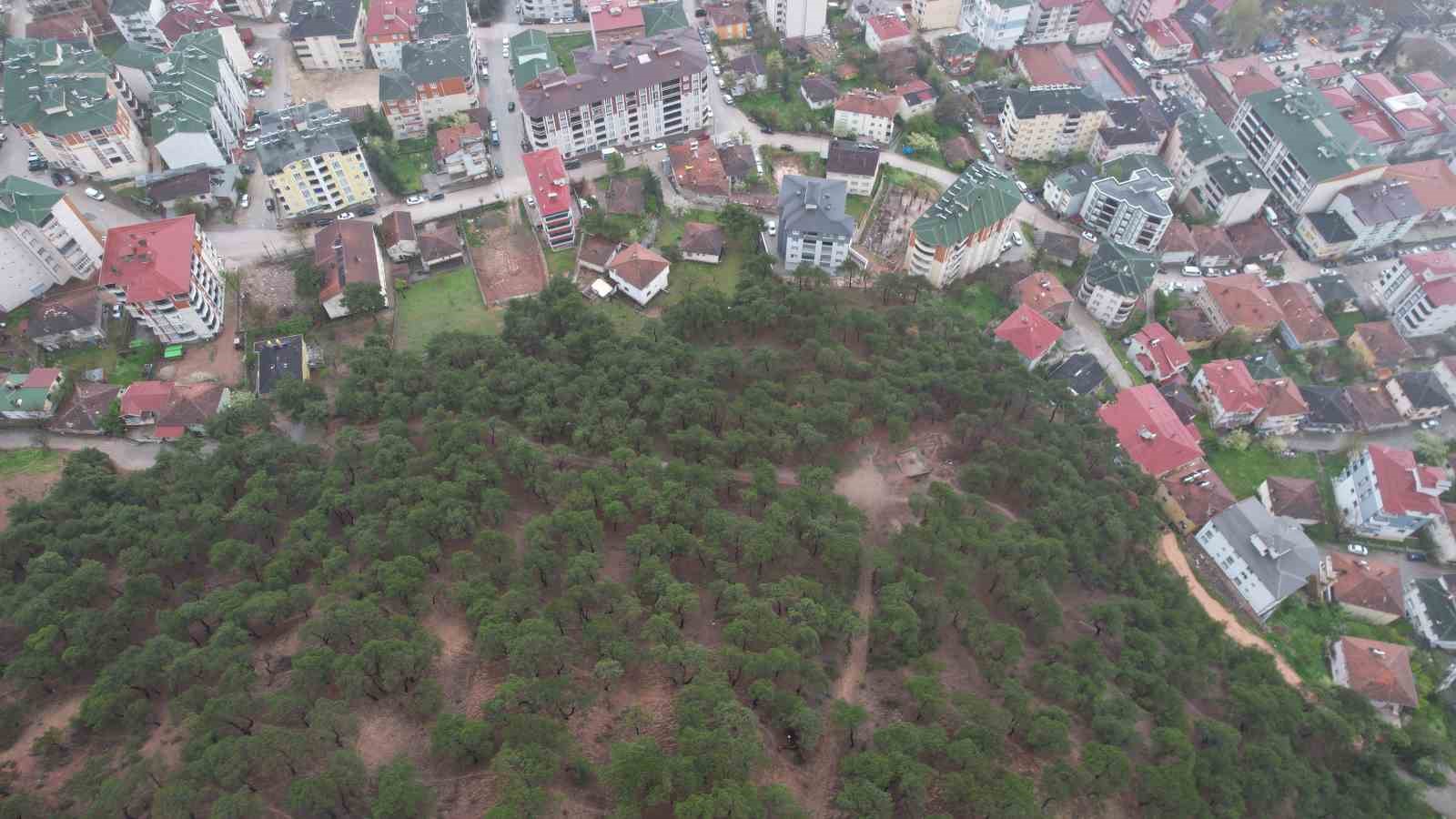 Tokat’ta toprak kayması nedeniyle 13 dairenin tahliye edildiği bölge dron ile görüntülendi
