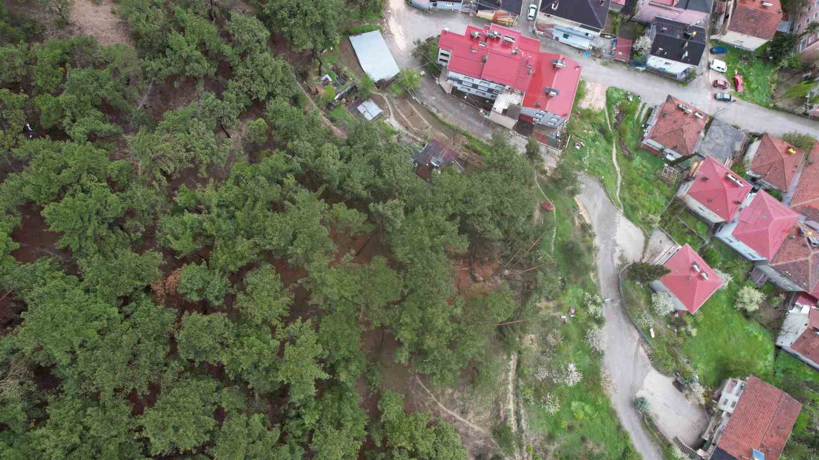 Tokat’ta toprak kayması nedeniyle 13 dairenin tahliye edildiği bölge dron ile görüntülendi
