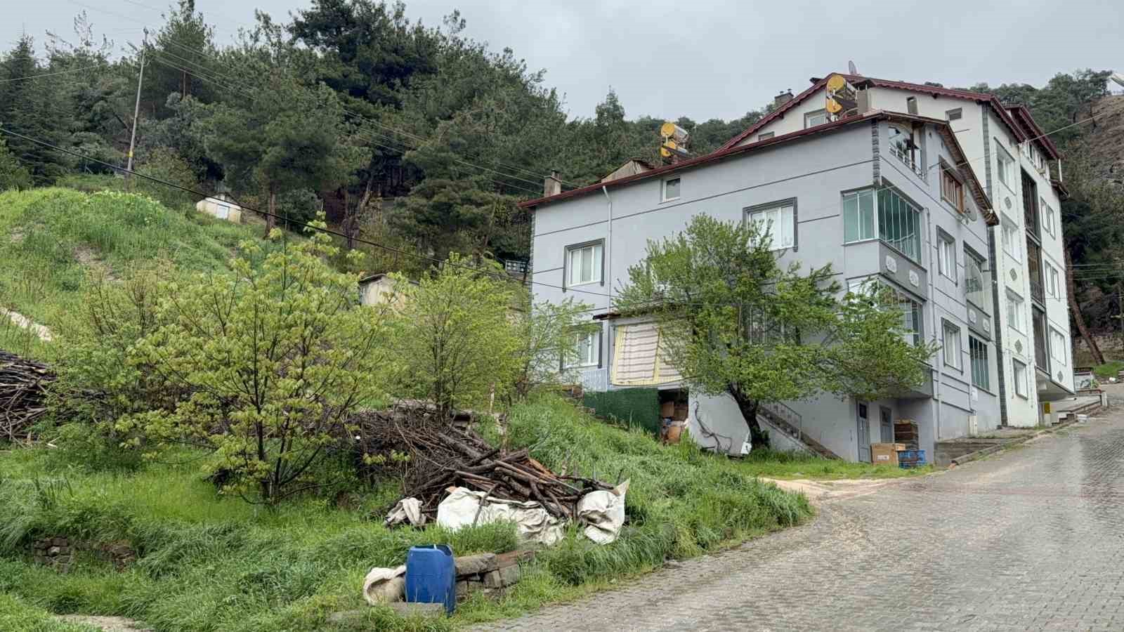 Tokat’ta toprak kayması nedeniyle 13 dairenin tahliye edildiği bölge dron ile görüntülendi
