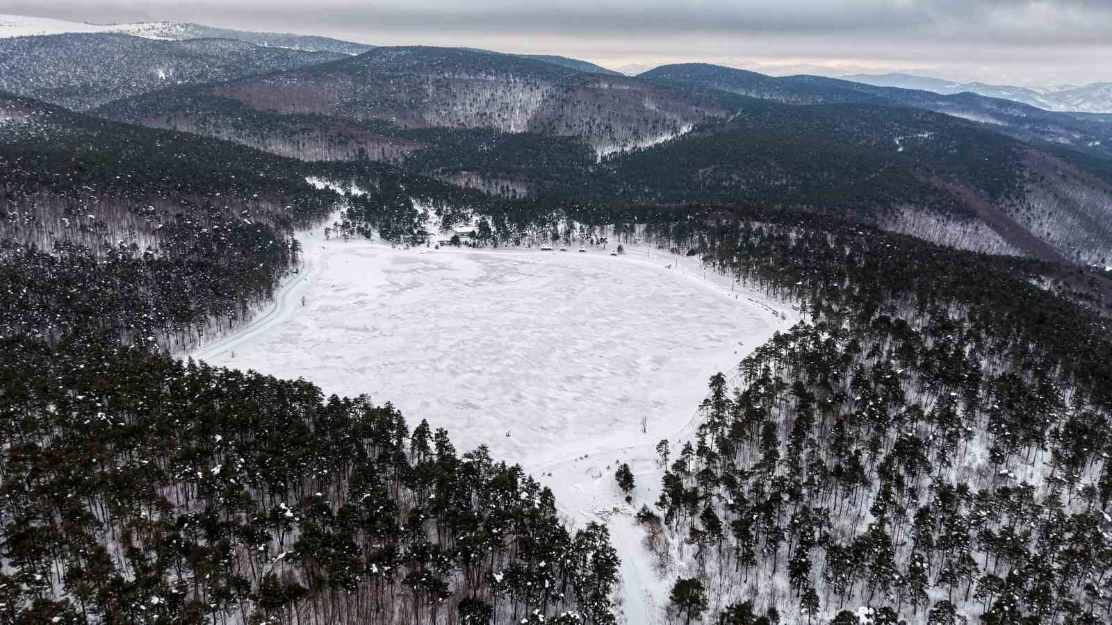 Tokat’taki Kurt Gölü’nün kış manzarası mest etti
