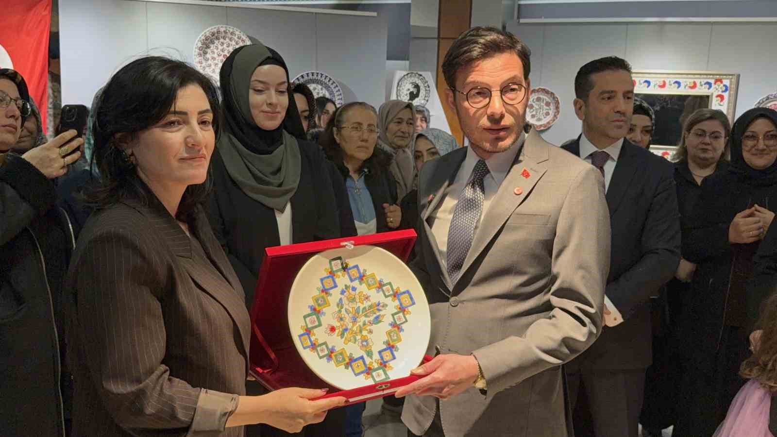 Toktalı kadınların elinde şekillenen çiniler görücüye çıktı
