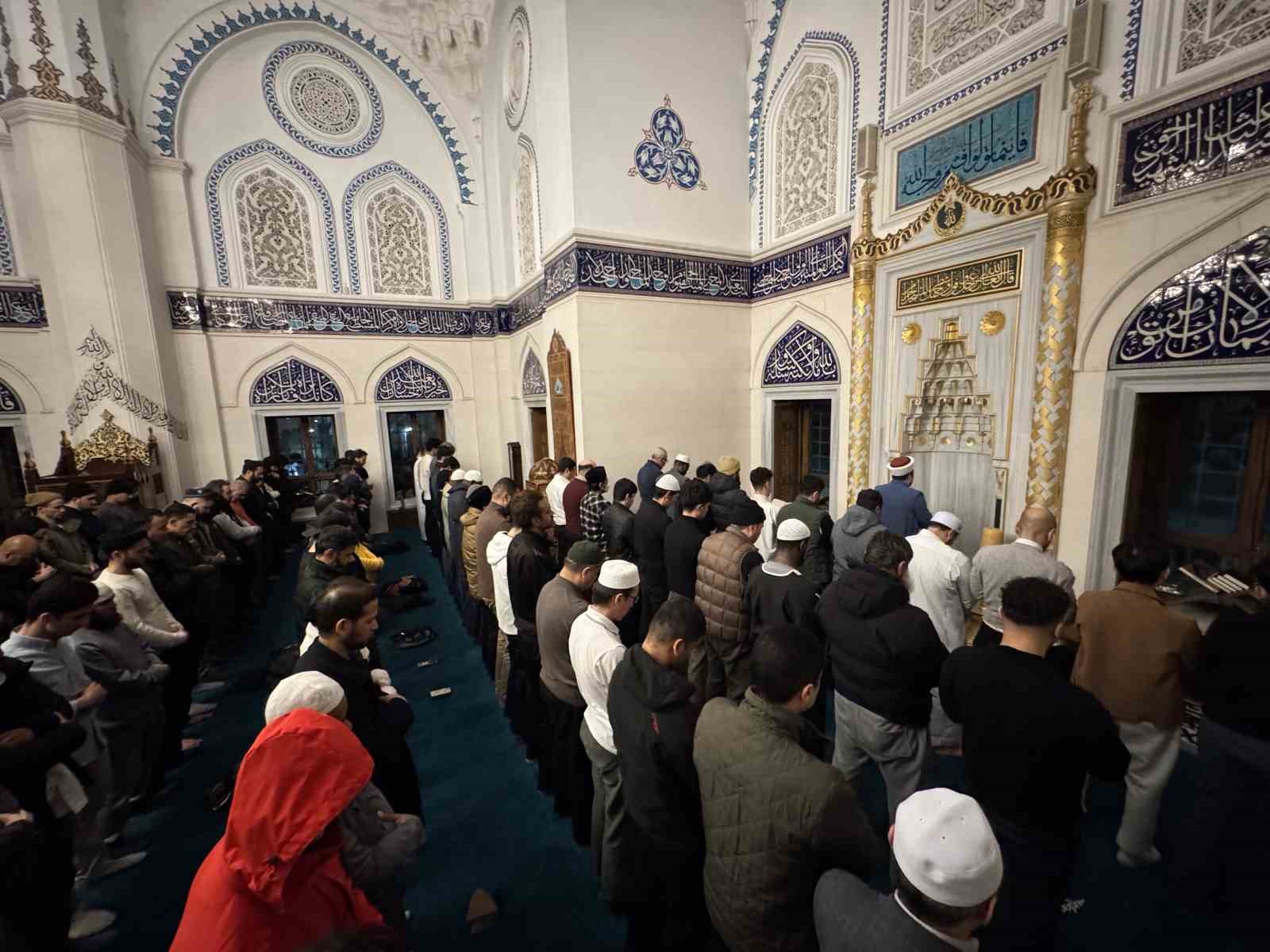 Tokyo Camii’nde Ramazan ayının ilk teravih namazı kılındı

