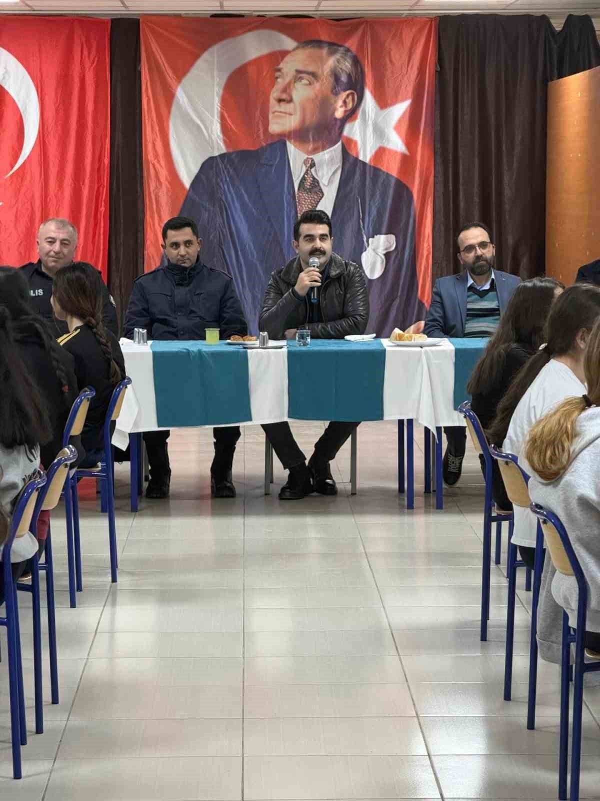 Tomarza protokolü öğrencilerle iftarda buluştu
