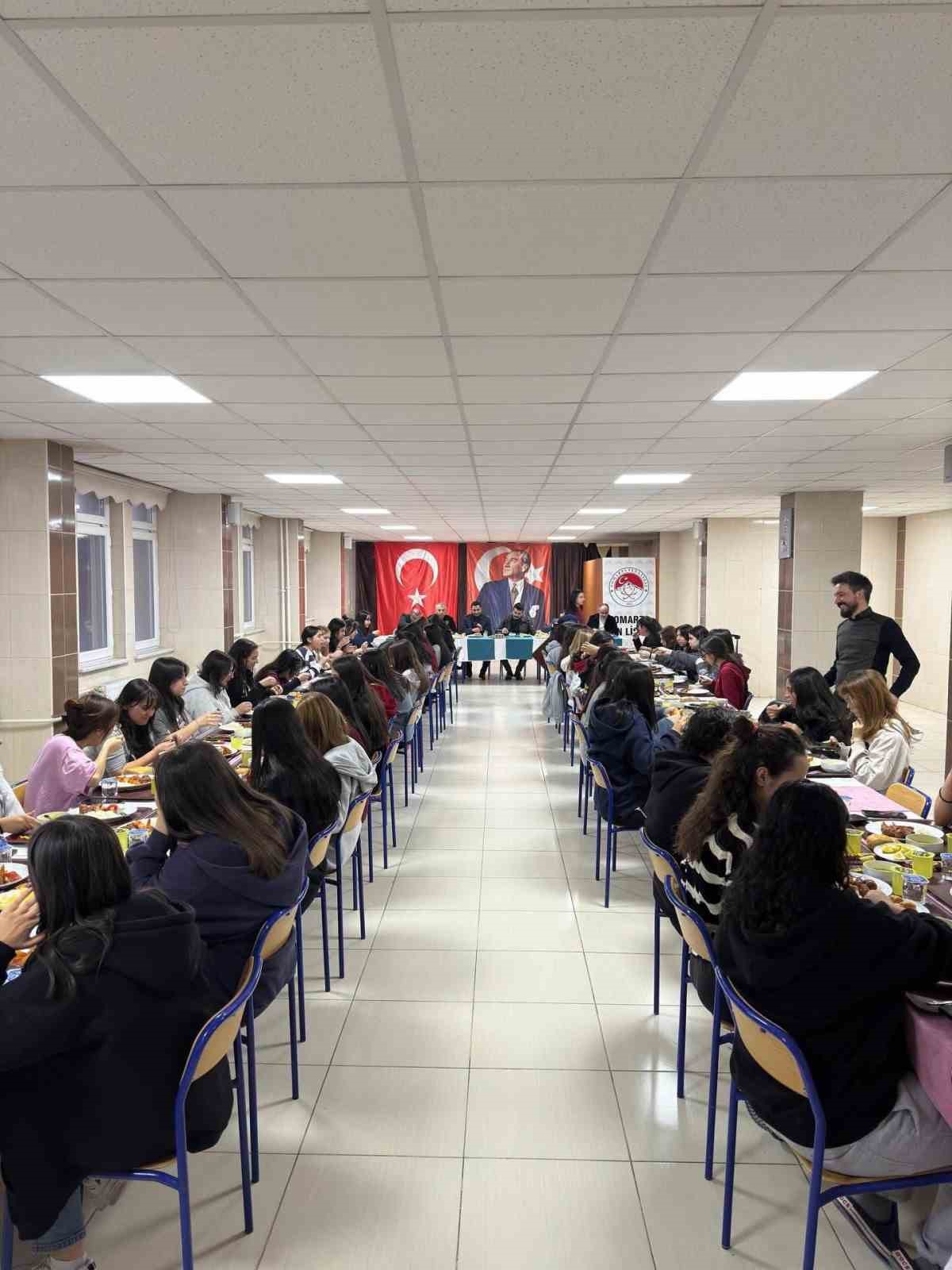 Tomarza protokolü öğrencilerle iftarda buluştu
