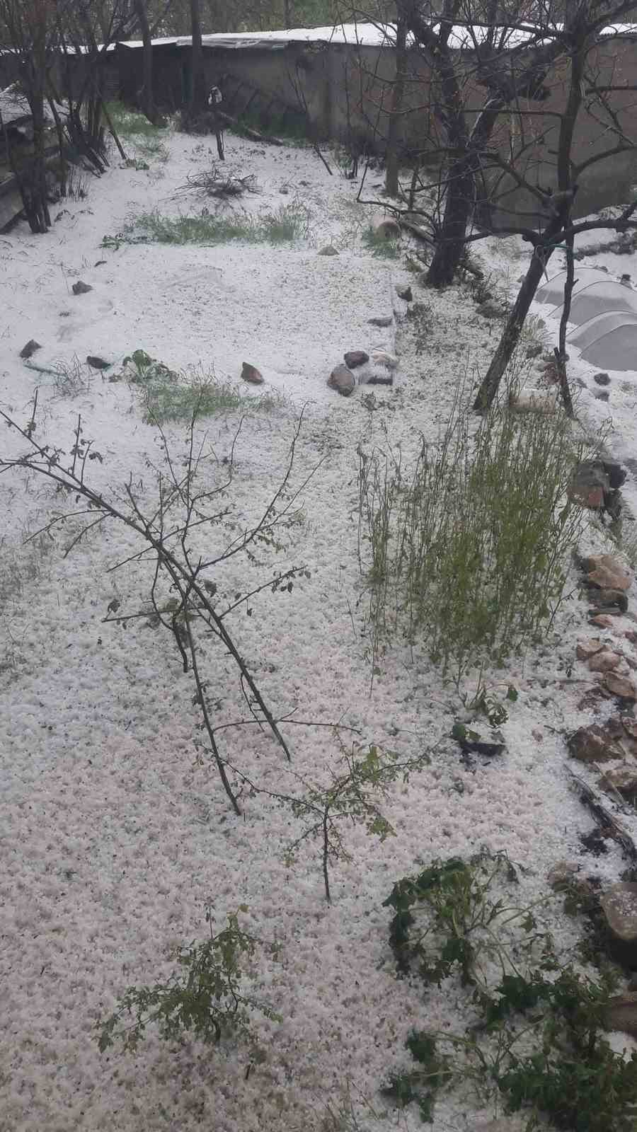 Tomarza’da dolu etkili oldu
