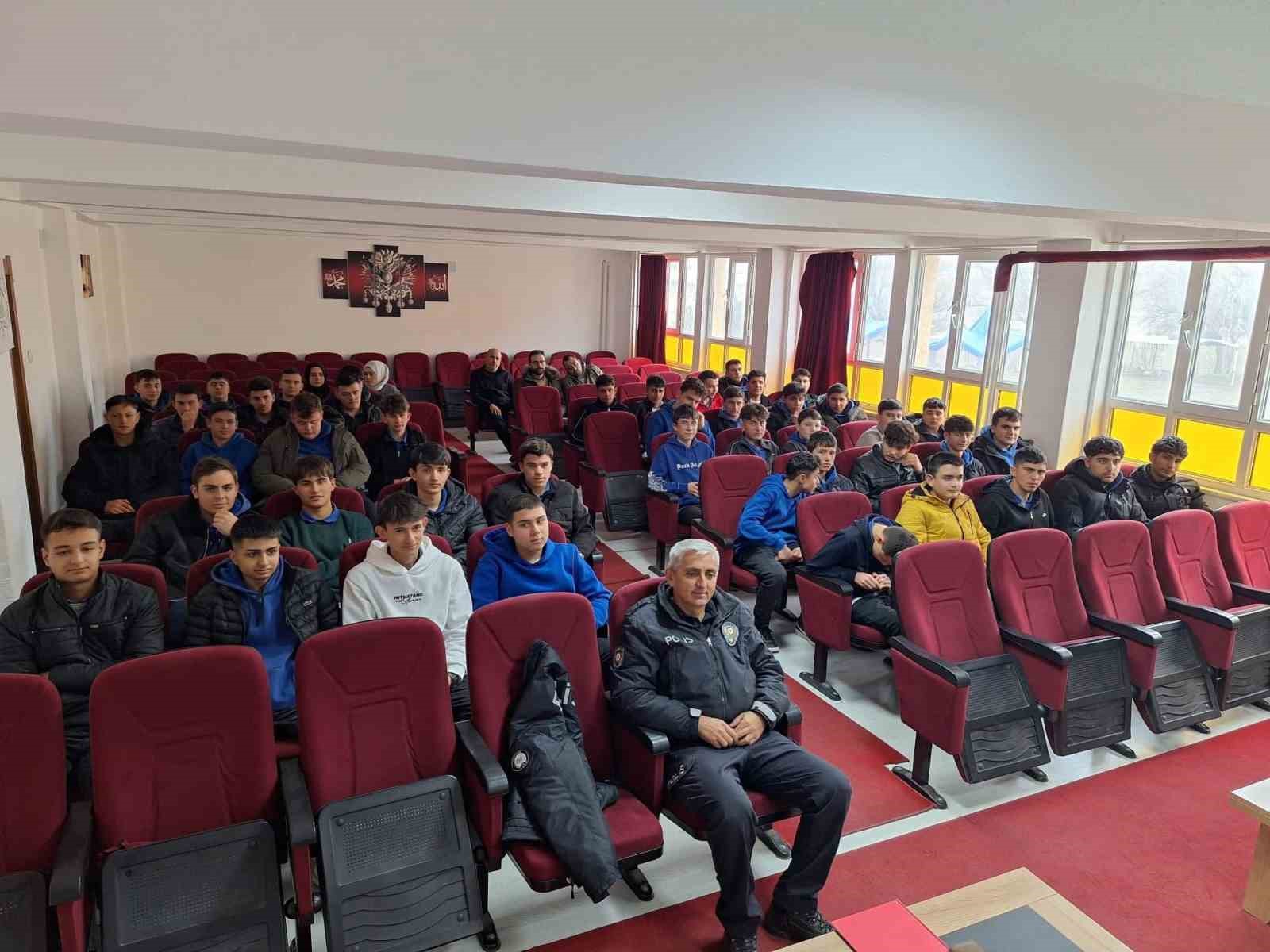 Tomarza’da lise öğrencilerine siber güvenlik semineri verildi
