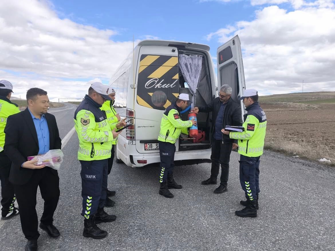 Tomarza’da servis şoförlerine güvenlik ve trafik eğitimi verildi
