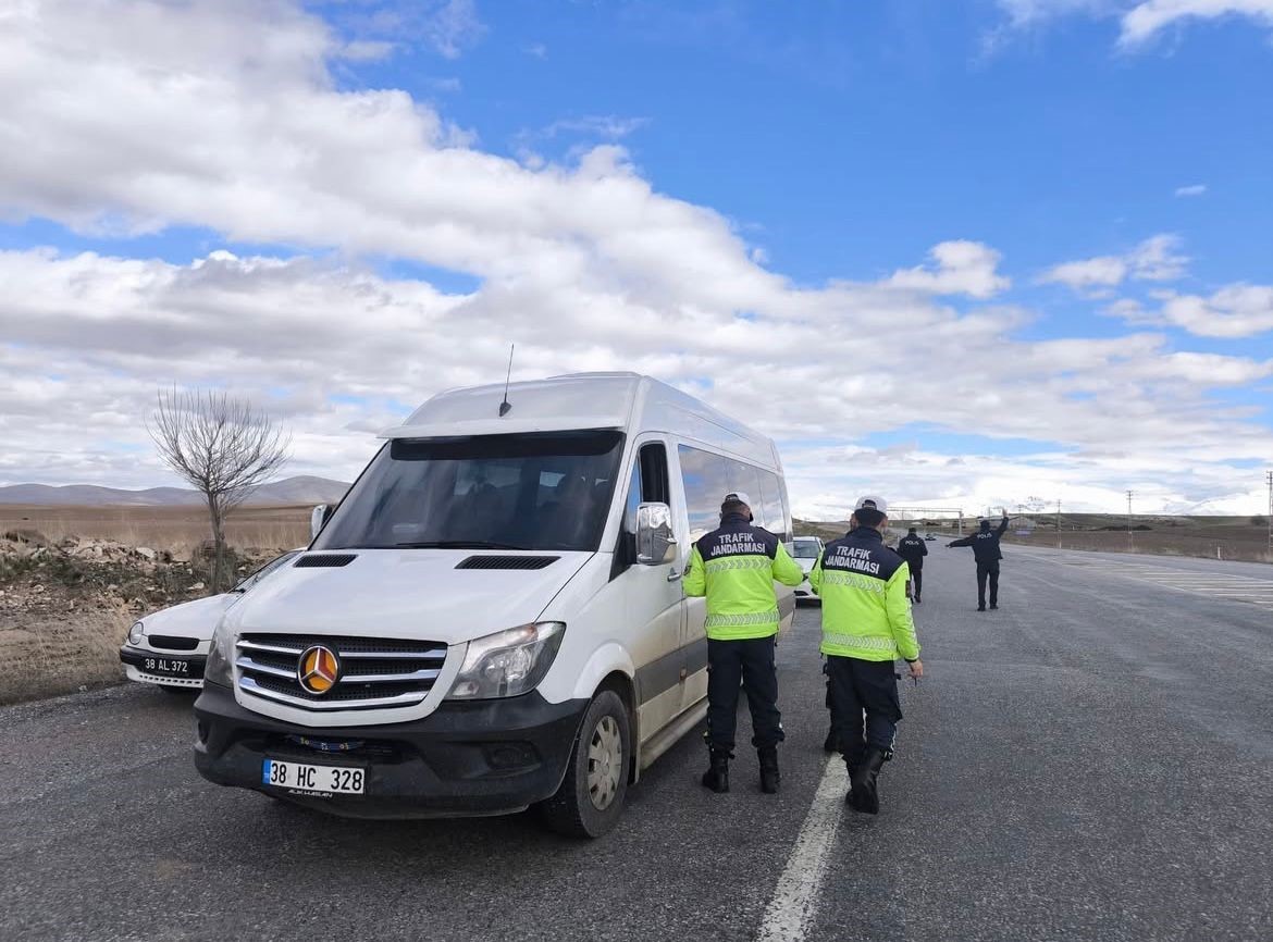 Tomarza’da servis şoförlerine güvenlik ve trafik eğitimi verildi
