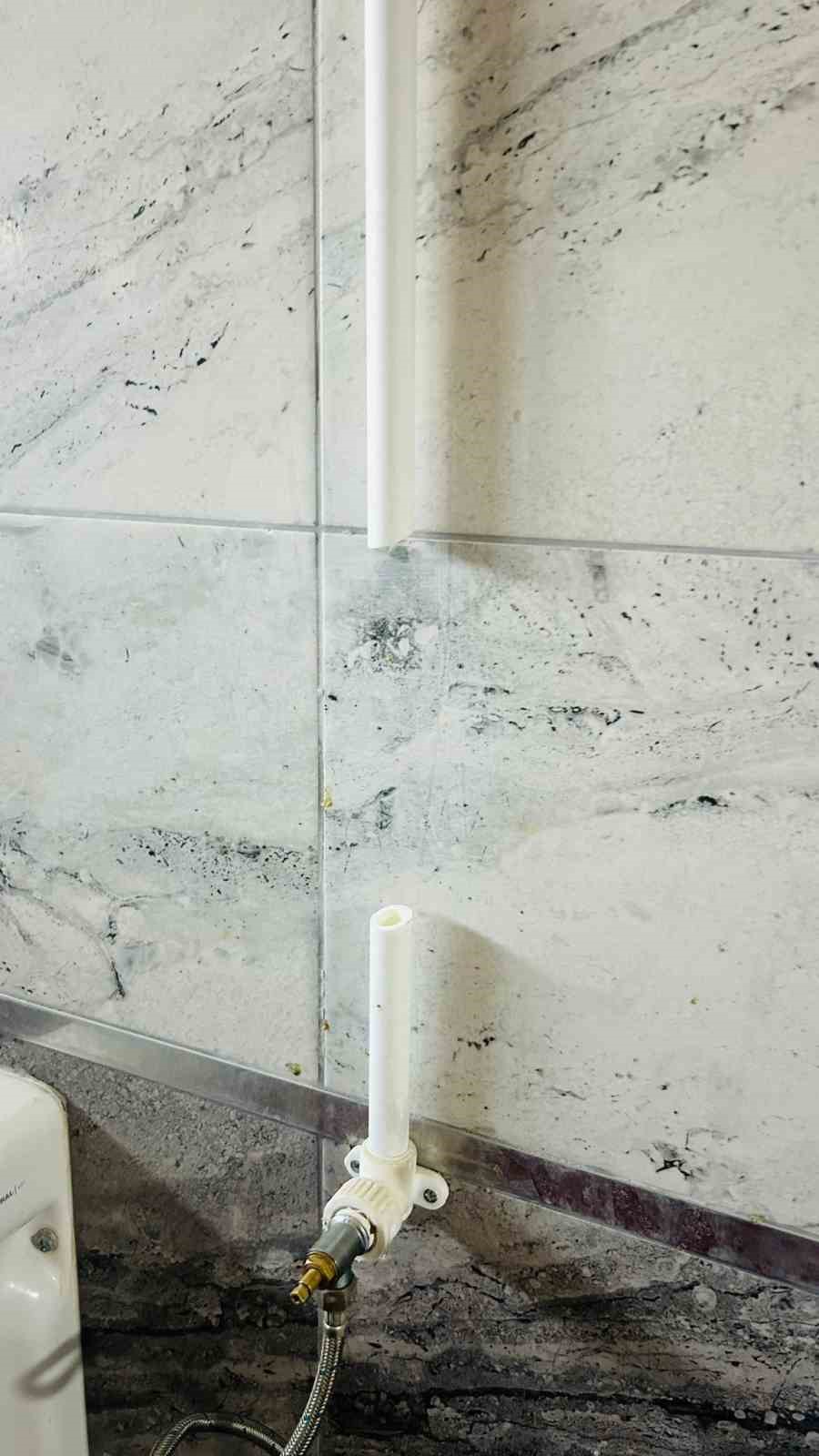 Tomarza’da tuvaletlere zarar verdiler
