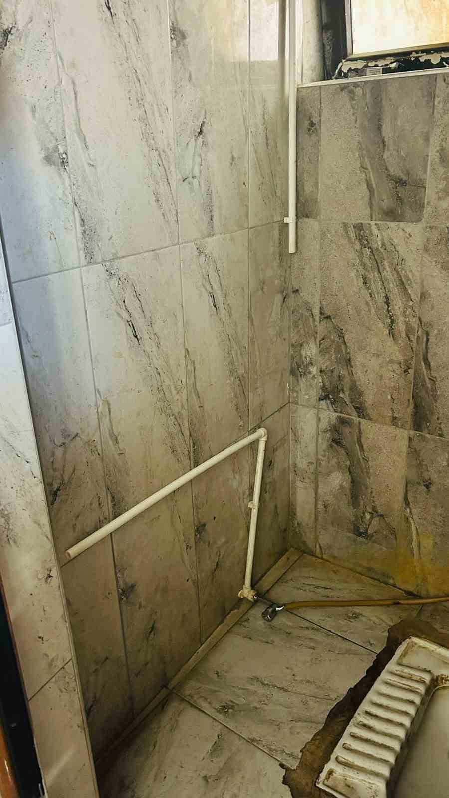 Tomarza’da tuvaletlere zarar verdiler
