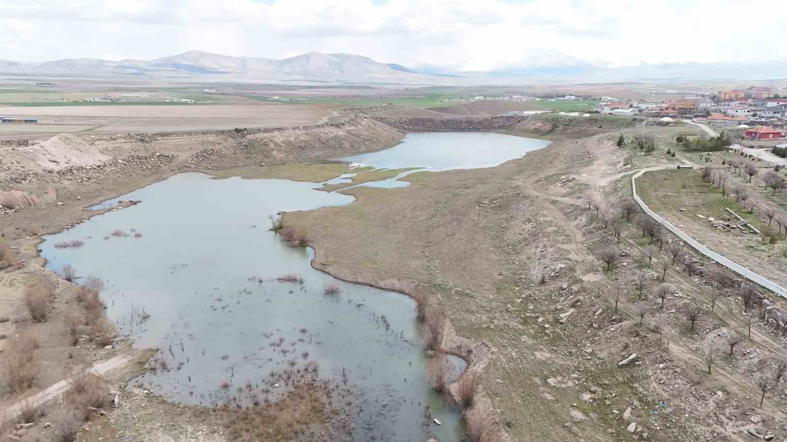 Tomarza’da yağışlar barajları doldurdu, çiftçinin yüzü güldü
