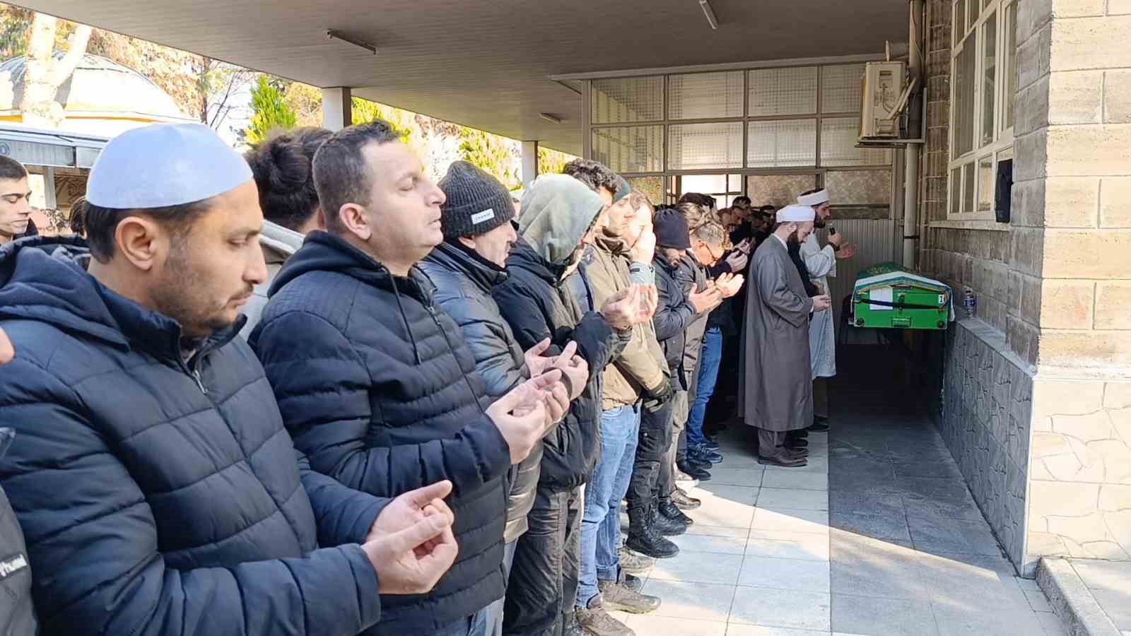 Tomruk taşıdığı vinçte akıma kapılarak hayatını kaybeden patron son yolculuğuna uğurlandı
