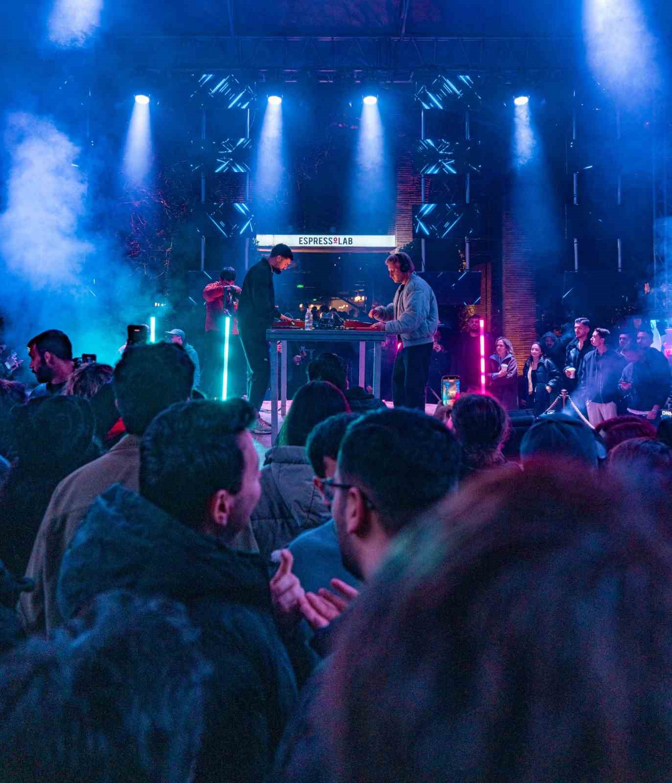 Tonic Walter, Espressolab Roastery’de sahne aldı
Tonic Walter, Espressolab Roastery’de sahne aldı