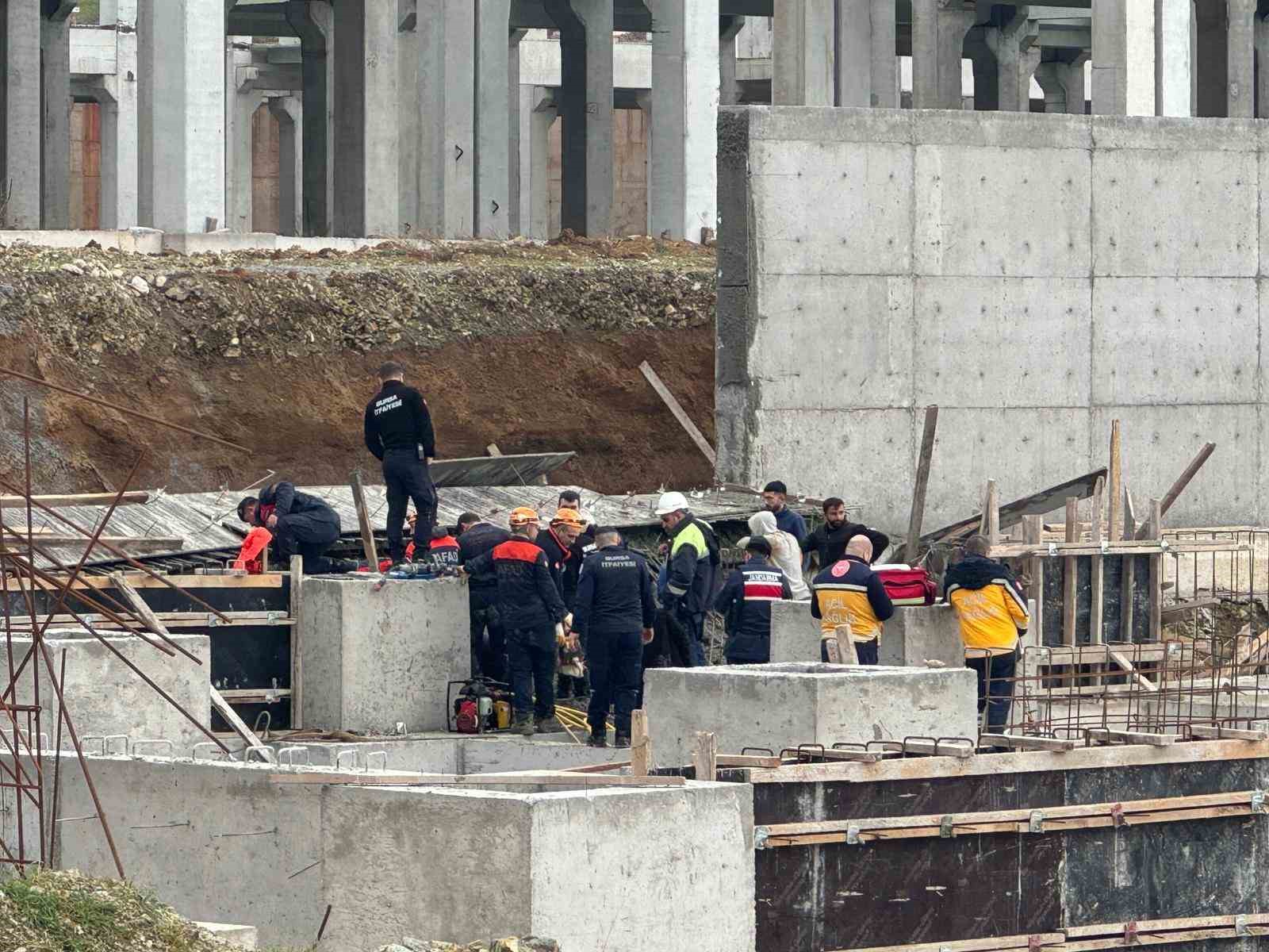 Tonlarca betonun altında kaldılar: 1 işçi öldü, 2’si sağ kurtarıldı
