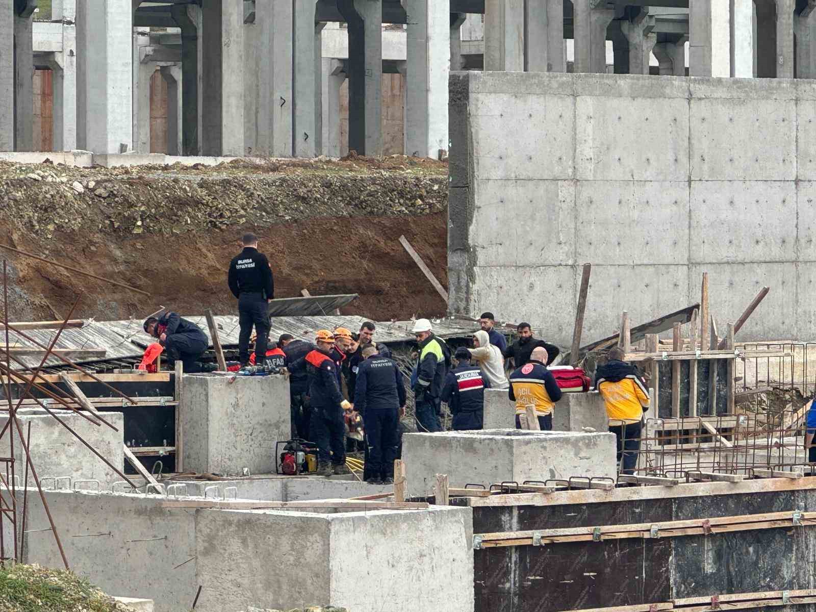 Tonlarca betonun altında kaldılar: 1 işçi öldü, 2’si sağ kurtarıldı
