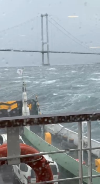 Topçular-Eskihisar seferini yapan arabalı feribot fırtınada sürüklendi
