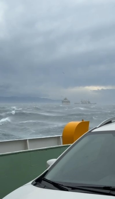 Topçular-Eskihisar seferini yapan arabalı feribot fırtınada sürüklendi
