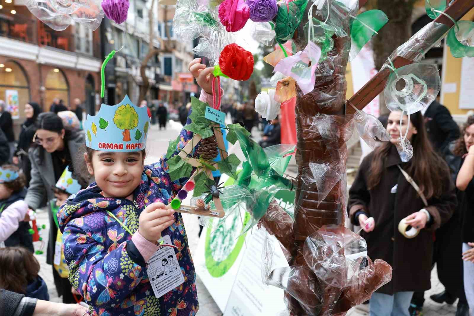 Topladıkları çöplerden atık ağacı yaptılar
