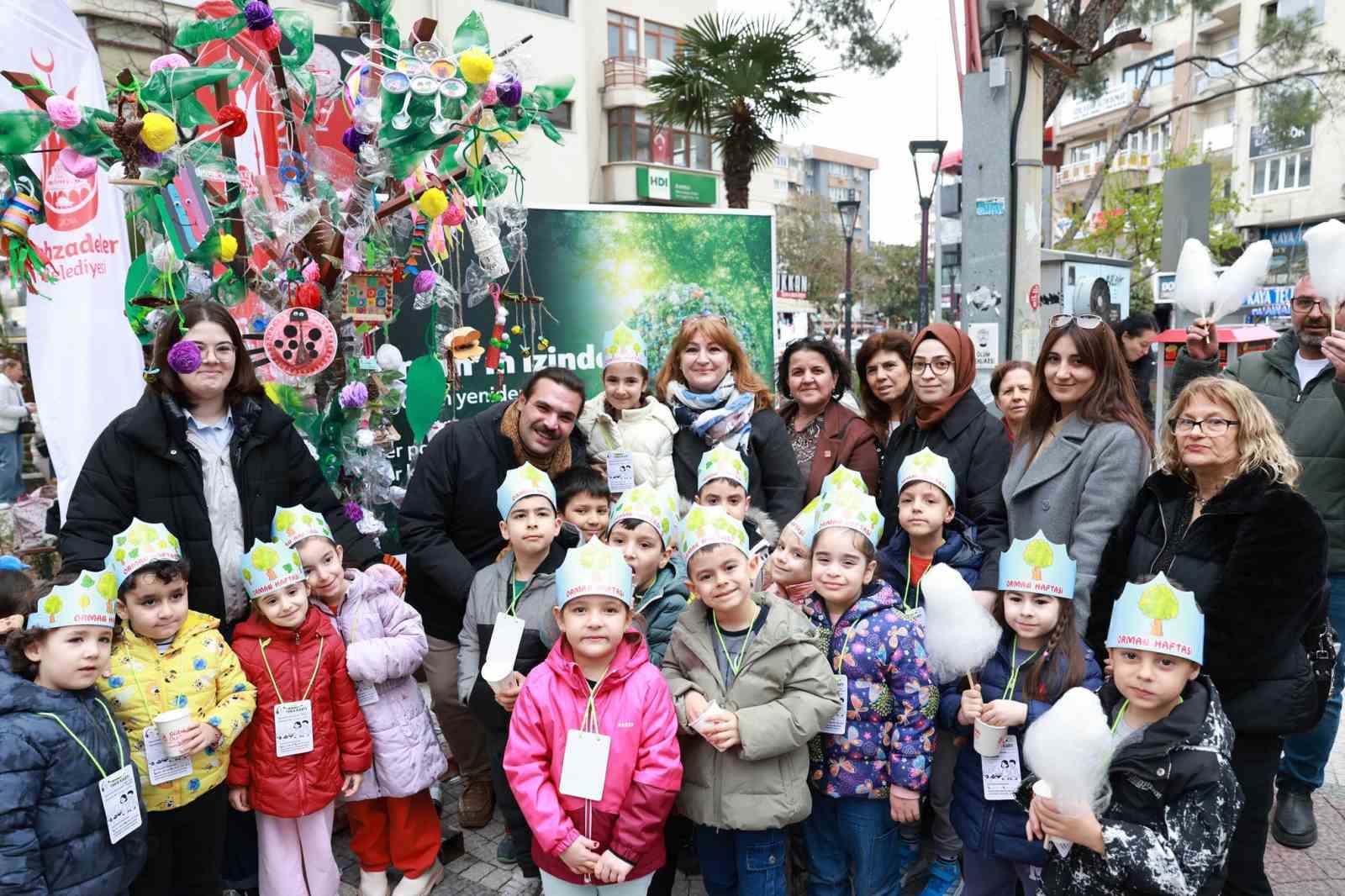 Topladıkları çöplerden atık ağacı yaptılar
