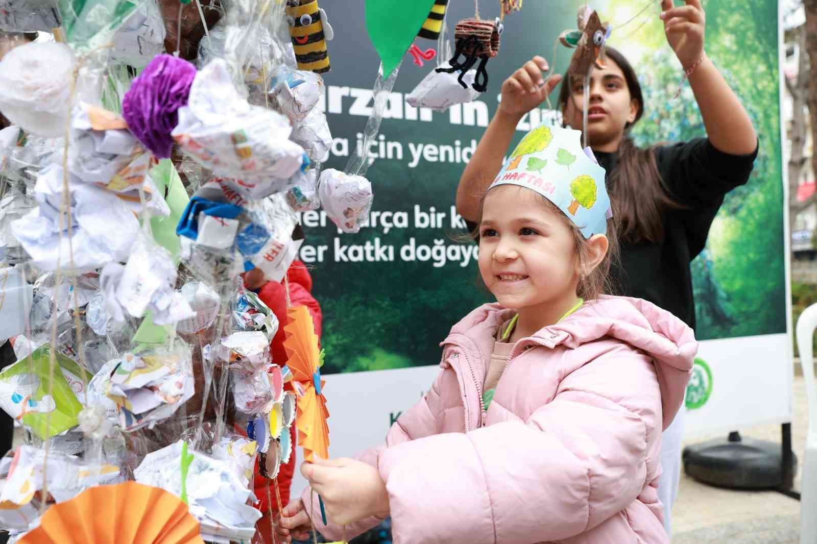 Topladıkları çöplerden atık ağacı yaptılar
