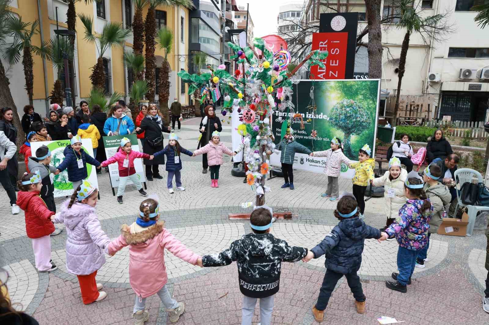 Topladıkları çöplerden atık ağacı yaptılar
