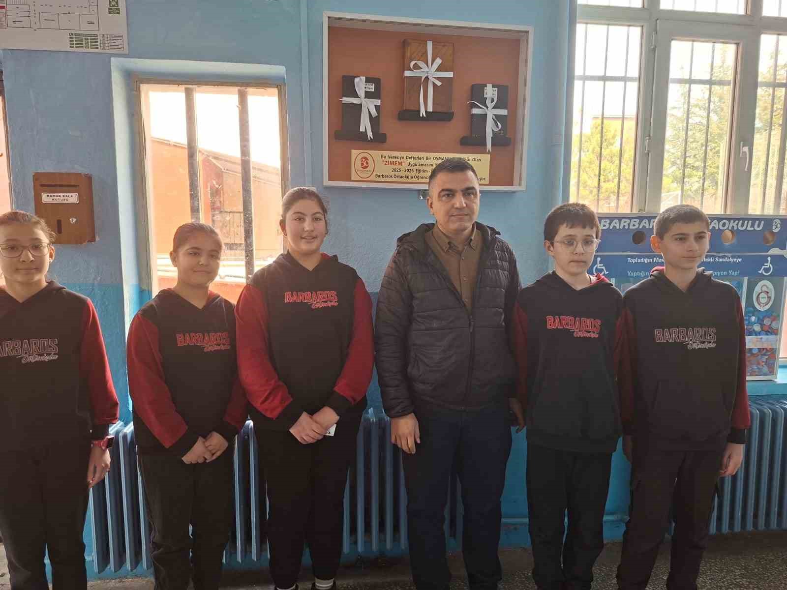 Topladıkları para ile 3 bakkalın veresiye defterini satın alan öğretmen ve öğrenciler yürekleri ısıttı
