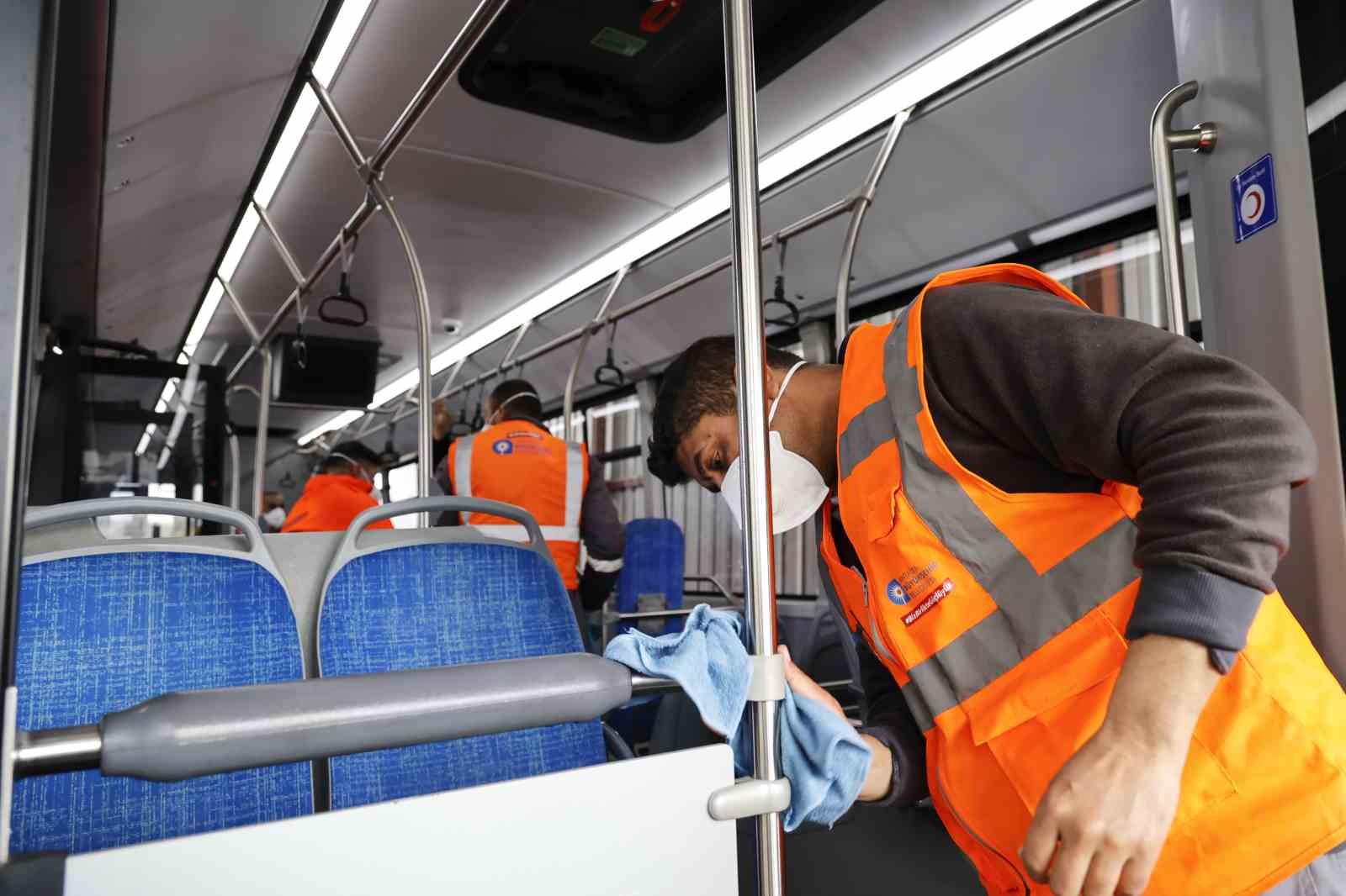 Toplu ulaşım araçları temizlenerek sefere hazırlanıyor
