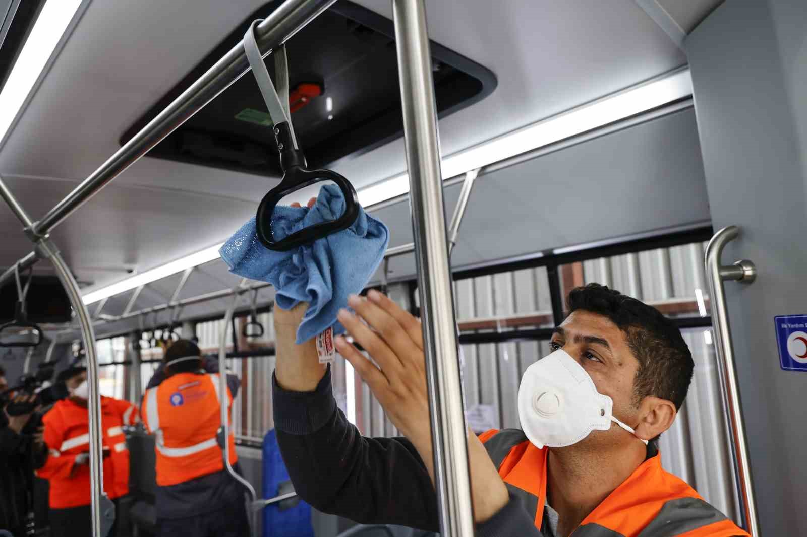 Toplu ulaşım araçları temizlenerek sefere hazırlanıyor
