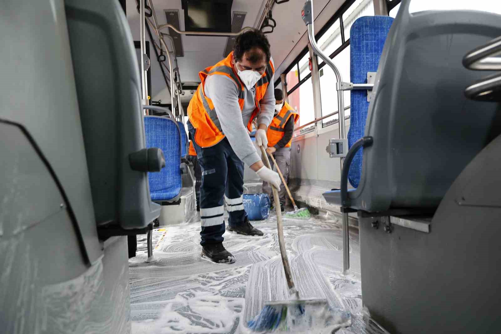 Toplu ulaşım araçları temizlenerek sefere hazırlanıyor
