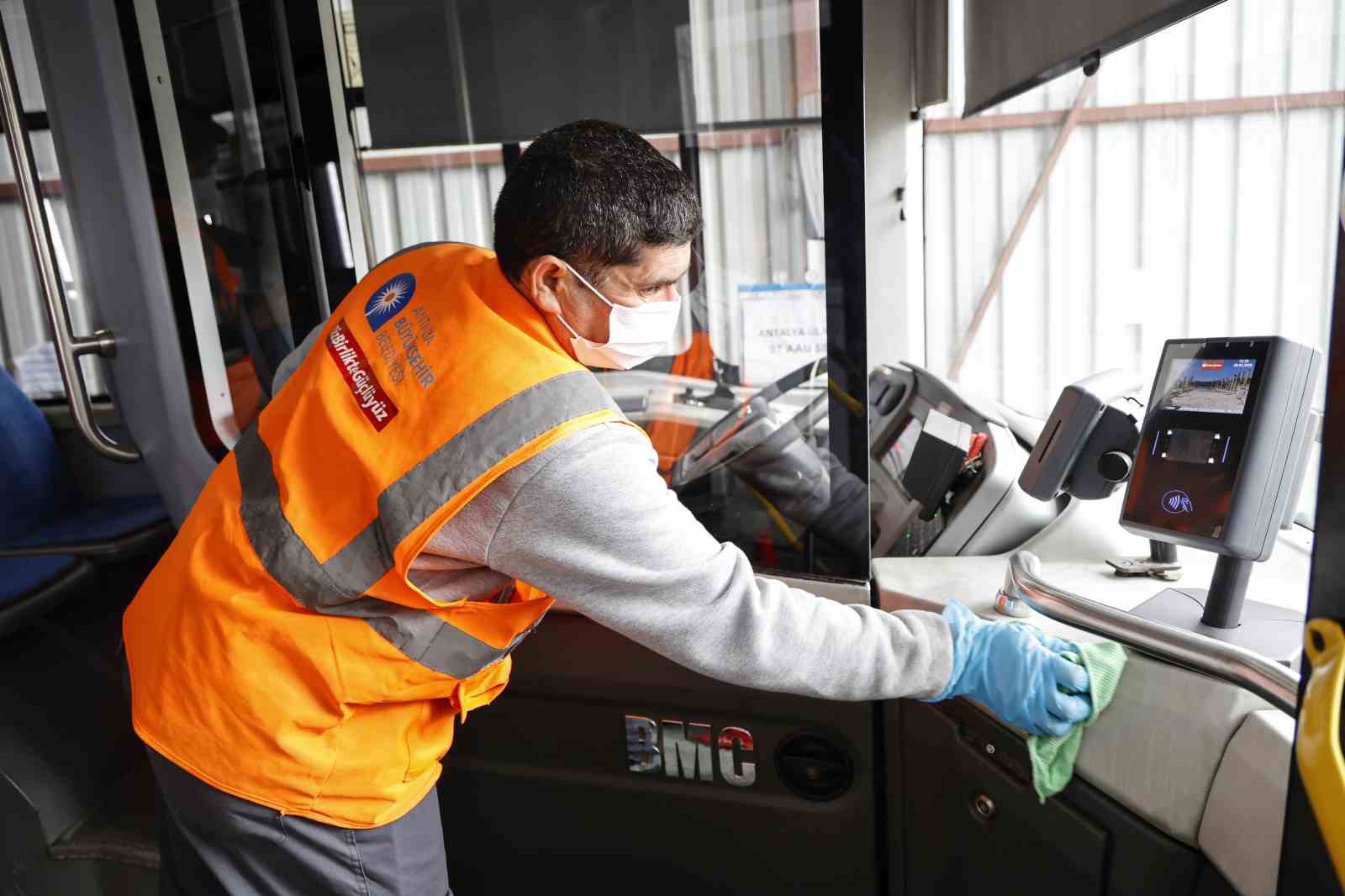 Toplu ulaşım araçları temizlenerek sefere hazırlanıyor
