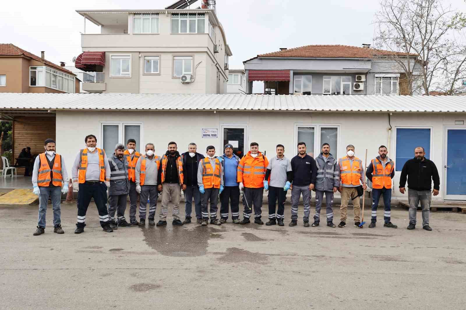 Toplu ulaşım araçları temizlenerek sefere hazırlanıyor
