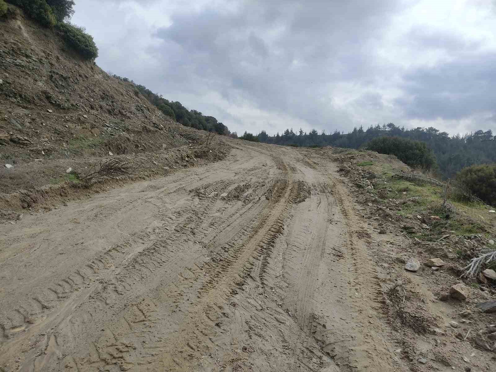 Toprak kayması nedeniyle okula gidemeyen öğrencilerin yolu açıldı
