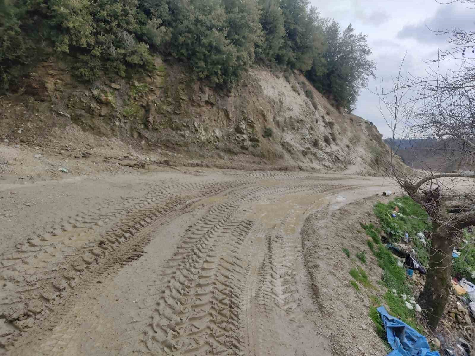 Toprak kayması nedeniyle okula gidemeyen öğrencilerin yolu açıldı

