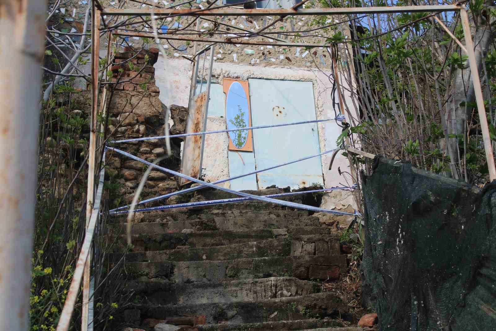 Toprak kayması sonucu evi yıkılan genç 10 dakikayla kurtuldu
