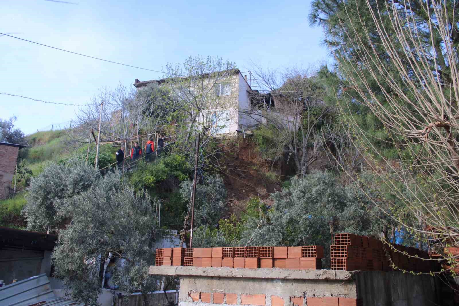 Toprak kayması sonucu evi yıkılan genç 10 dakikayla kurtuldu
