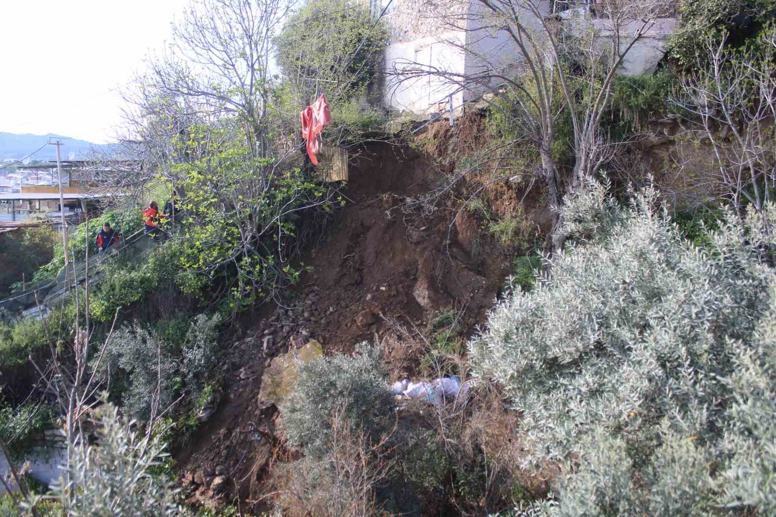 Toprak kayması sonucu evi yıkılan genç 10 dakikayla kurtuldu
