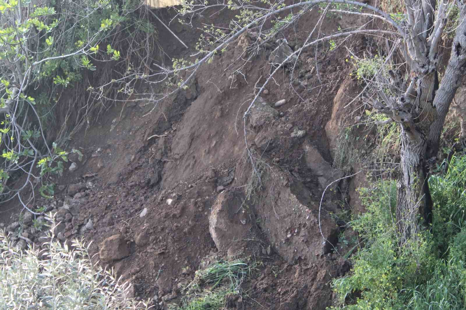 Toprak kayması sonucu evi yıkılan genç 10 dakikayla kurtuldu
