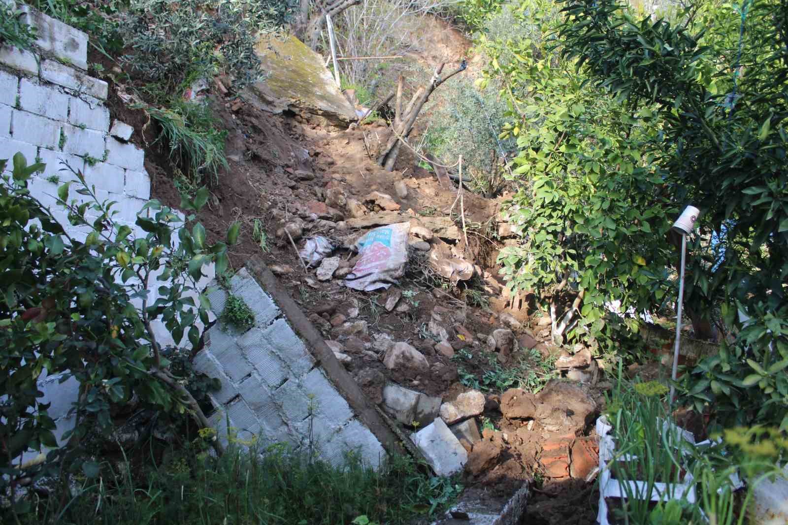 Toprak kayması sonucu evi yıkılan genç 10 dakikayla kurtuldu
