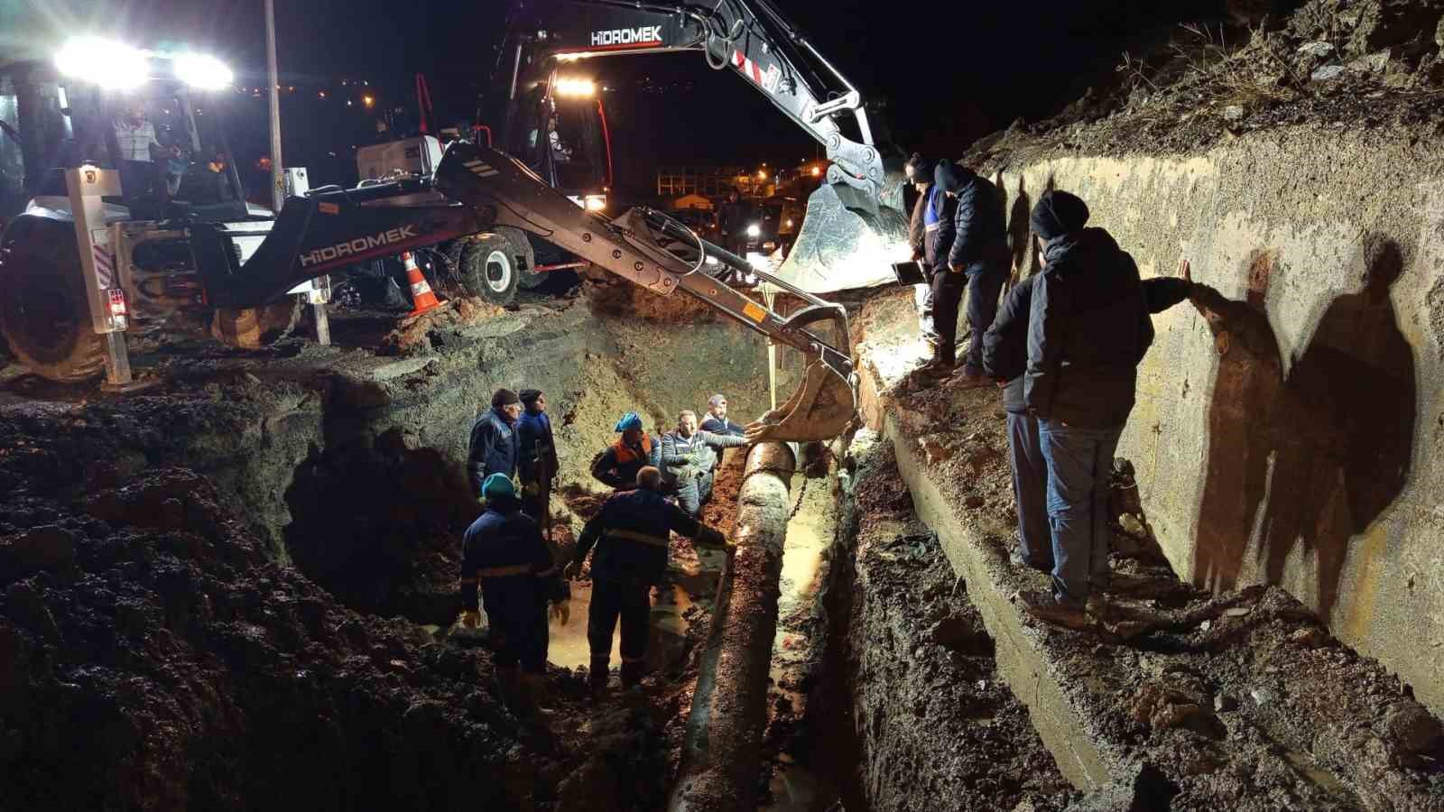 Toprak kayması su hattını vurdu
