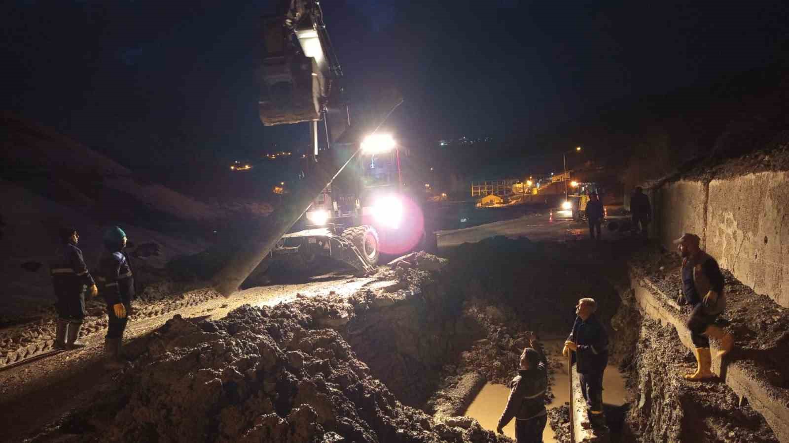 Toprak kayması su hattını vurdu

