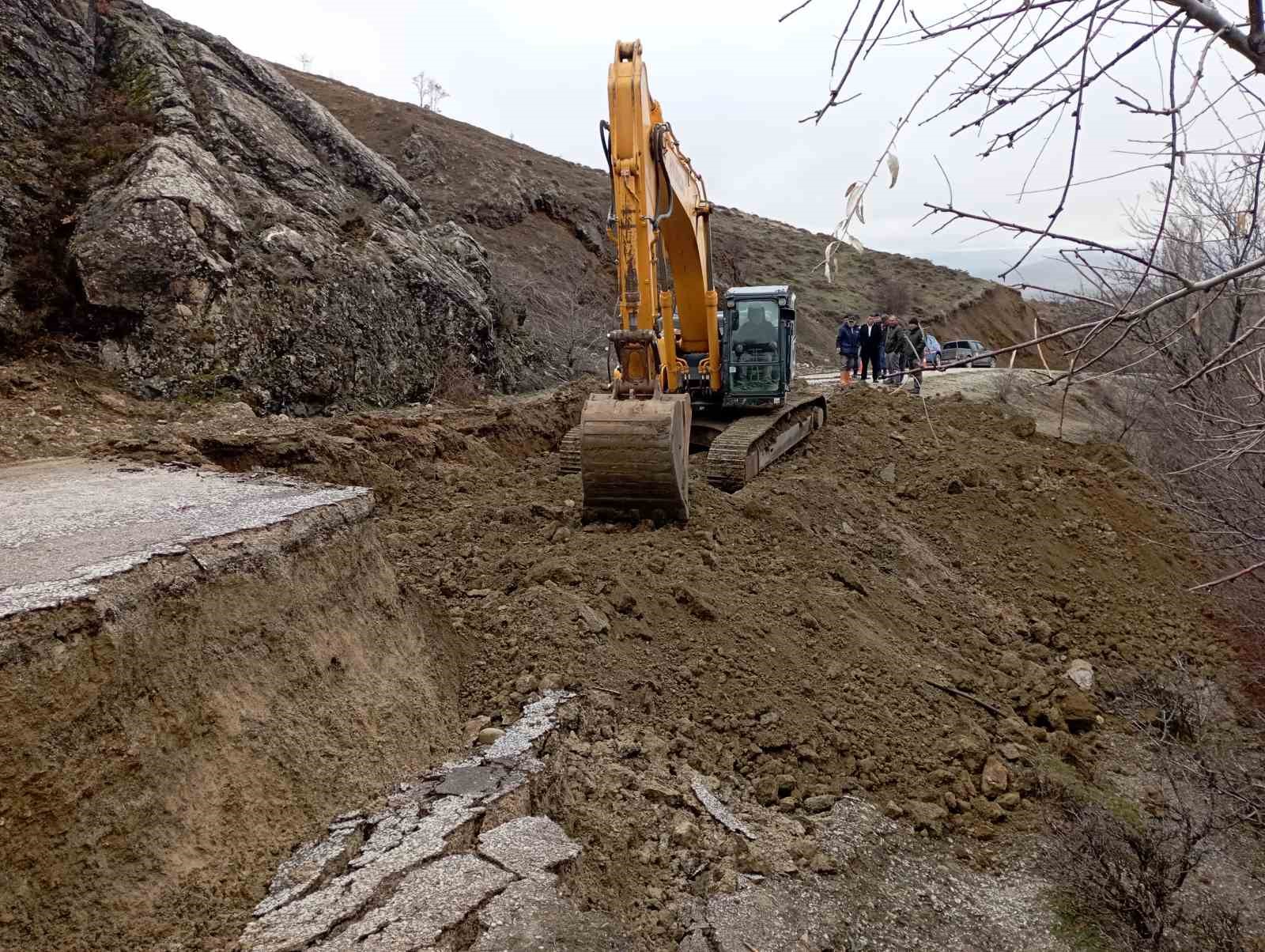 Toprak kaymasının yaşandığı yolda zemin güçlendirme çalışmaları başladı
