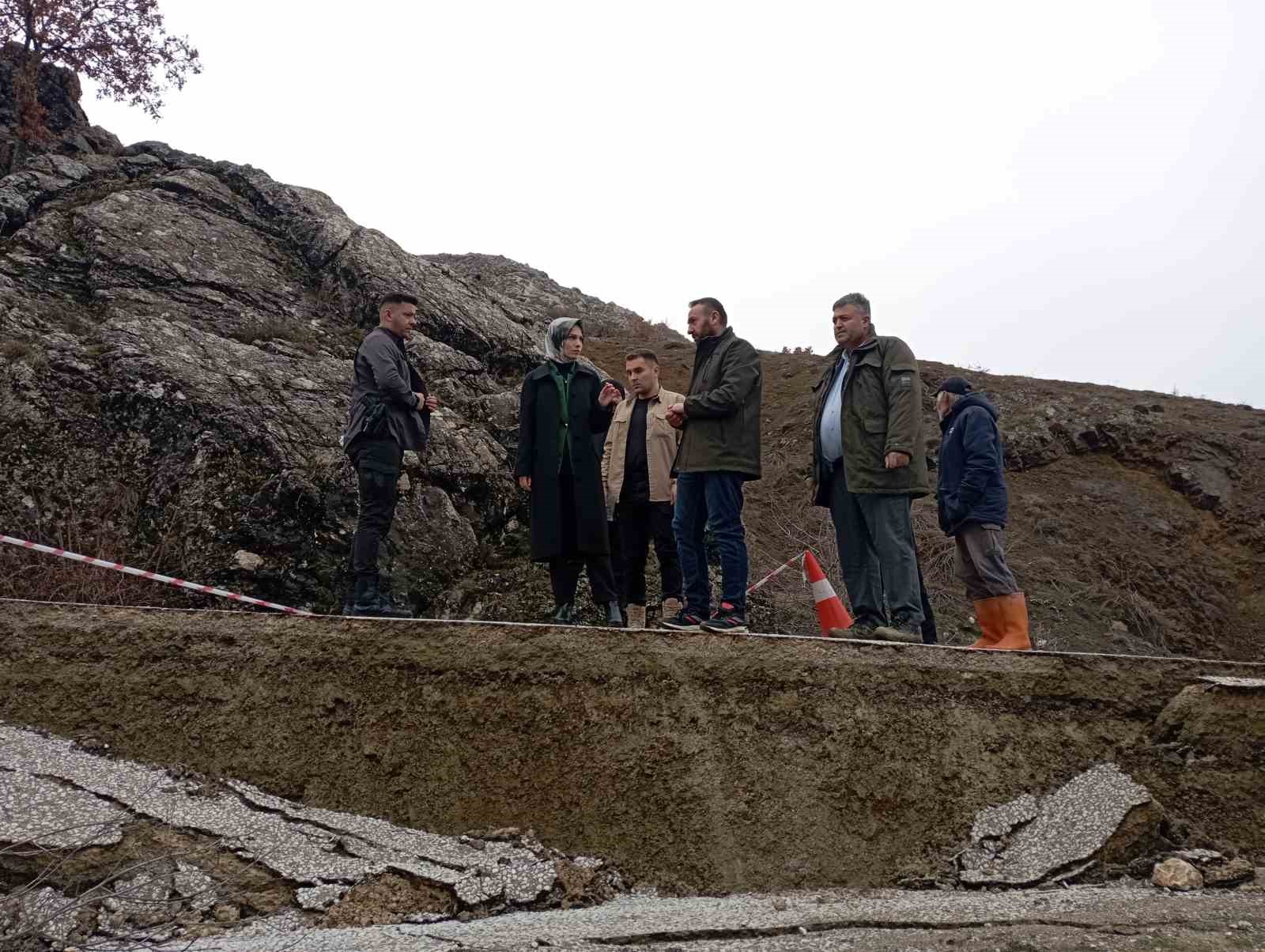 Toprak kaymasının yaşandığı yolda zemin güçlendirme çalışmaları başladı
